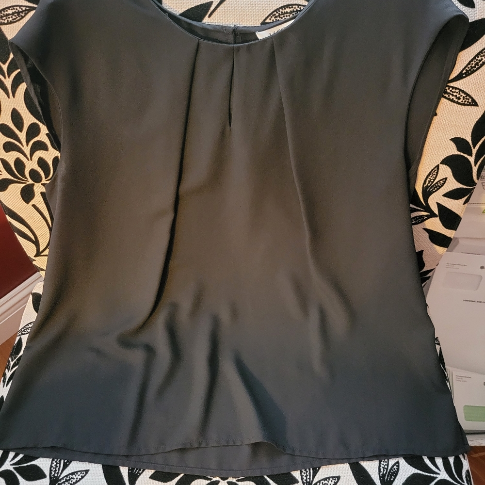 Black sleeveless dress shirt